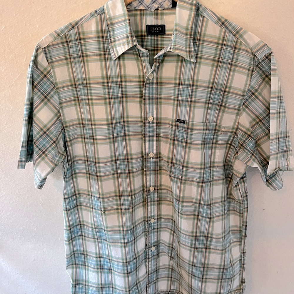 Mens Izod 100% cotton short-sleeved blue plaid shirt.
